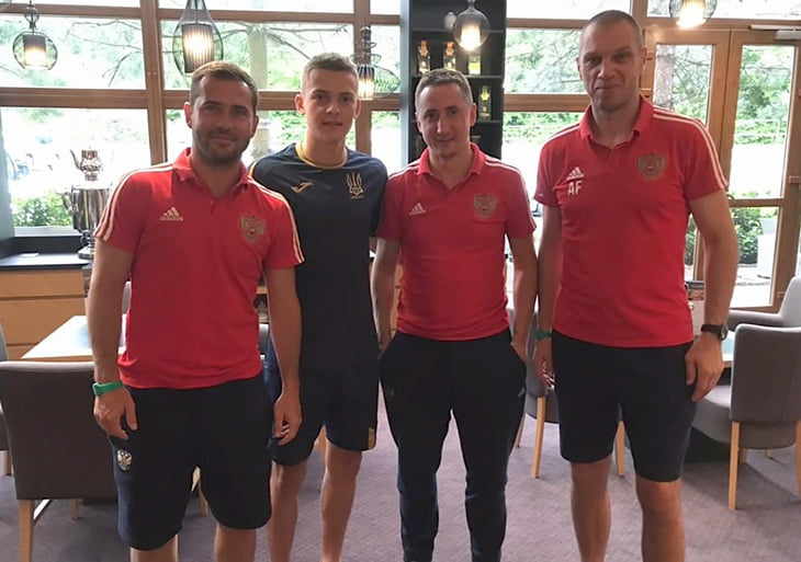 Сборные России и Украины U18 жили в одном отеле: вместе искали трусы и носки, смотрели хоккей и в итоге сдружились