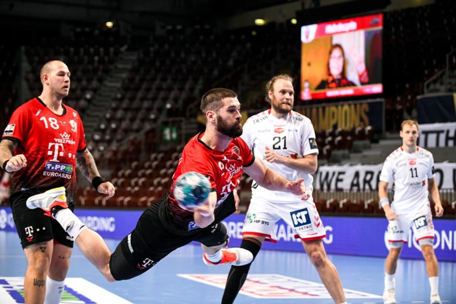 Лига чемпионов. "Веспрем" не проигрывал дома два года. И вот громом грянул "Ольборг"!, изображение №1