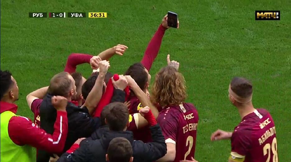 В соцсетях раскритиковали Лисаковича, сделавшего селфи во время решающего матча «Рубина» – Чемпионат