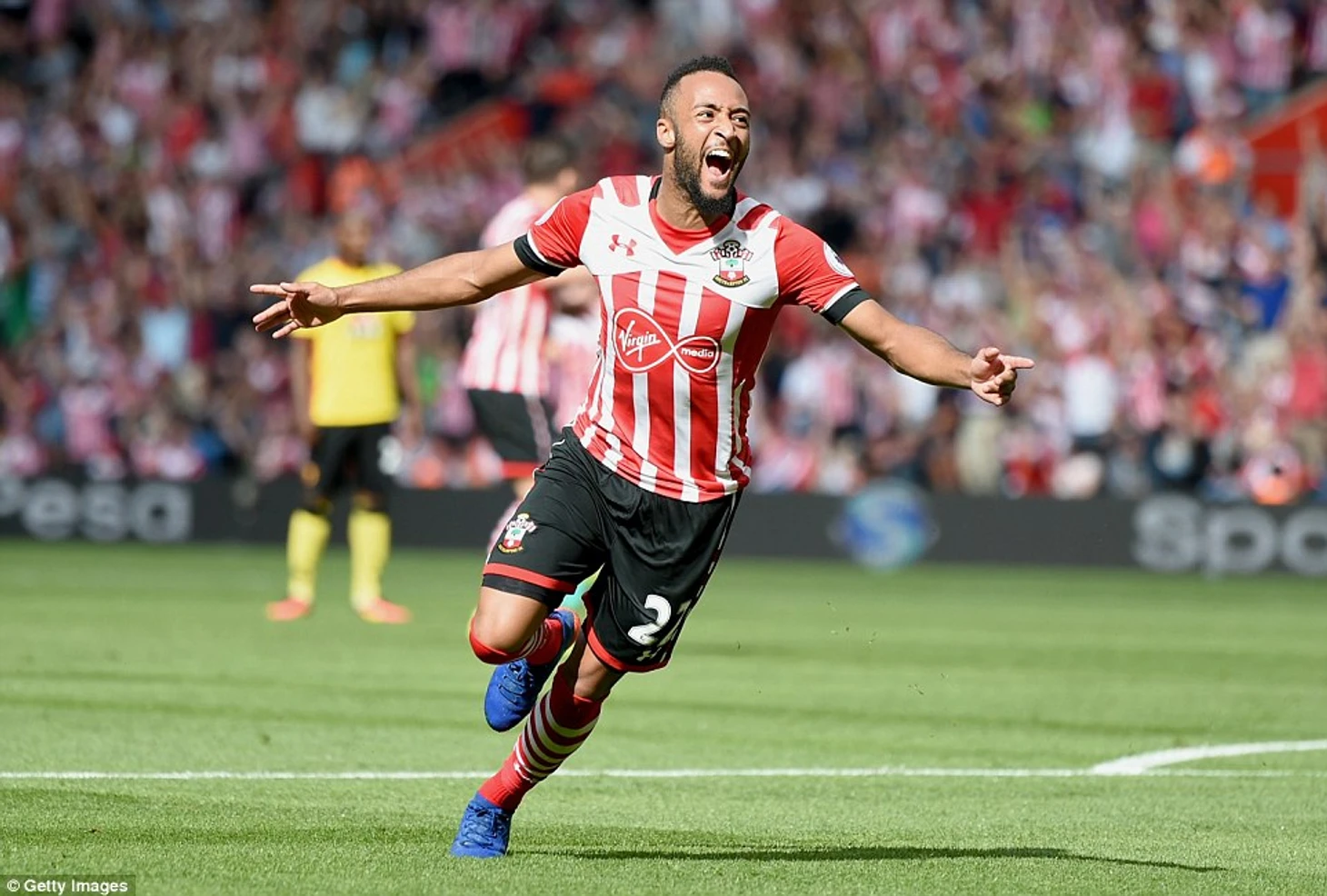 Натан Редмонд забивает гол Уотфорду