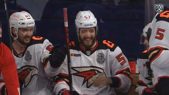 Лучший момент этого плей-офф: игрок поехал хитовать соперника, но промазал – и улетел на скамейку