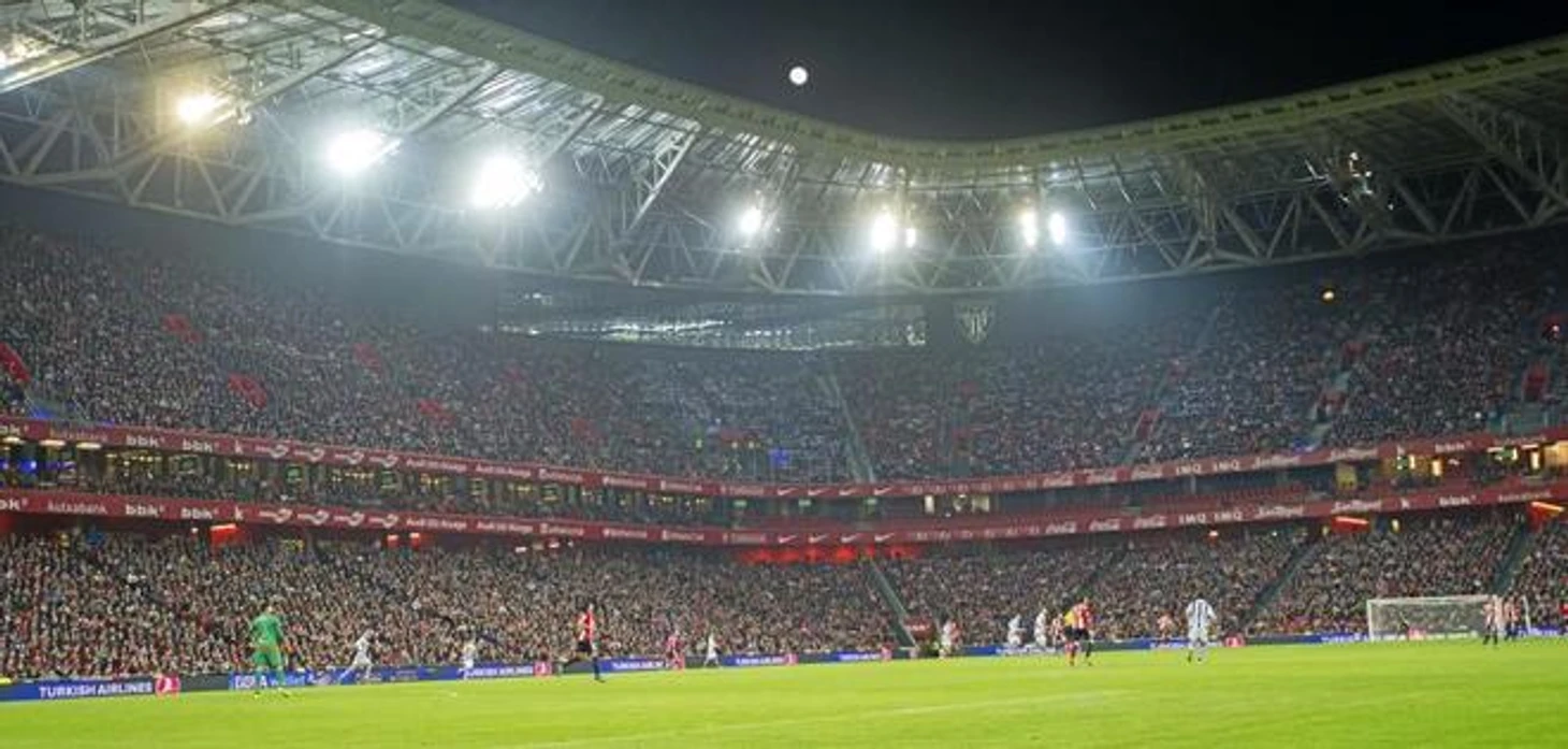 Athletic y Real Sociedad disputan un derbi en San Mamés