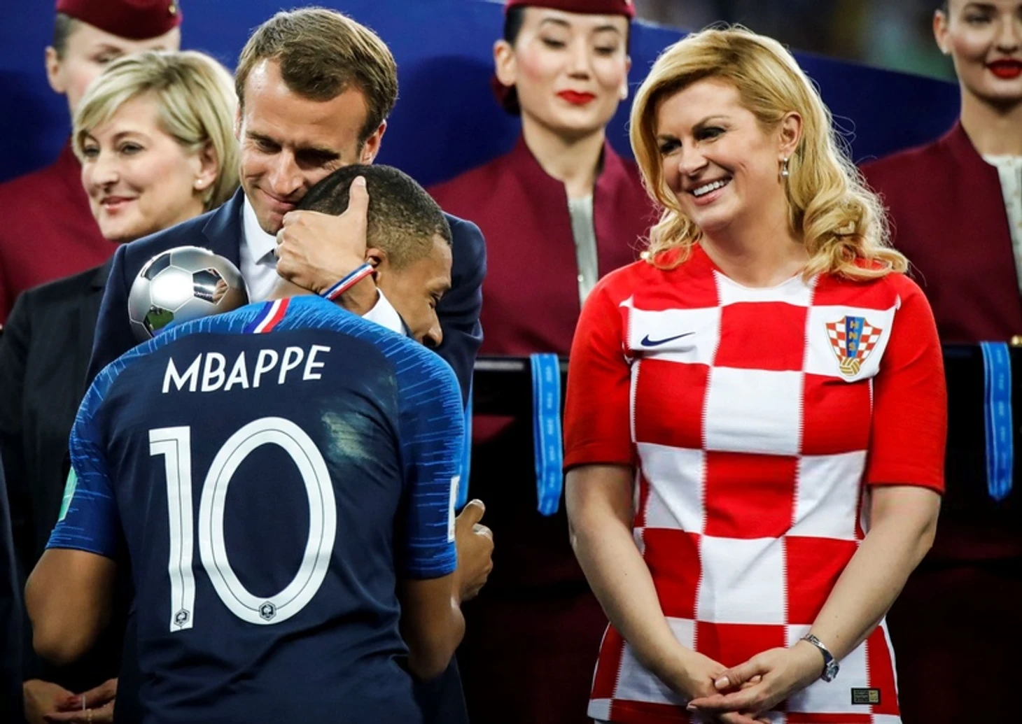 Эмманюэль Макрон вручает Килиану Мбаппе приз лучшего молодого игрока ЧМ-2018 | Getty Images