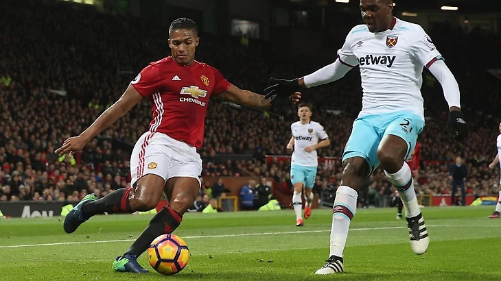 Валенсия стал основным правым защитником «Юнайтед»