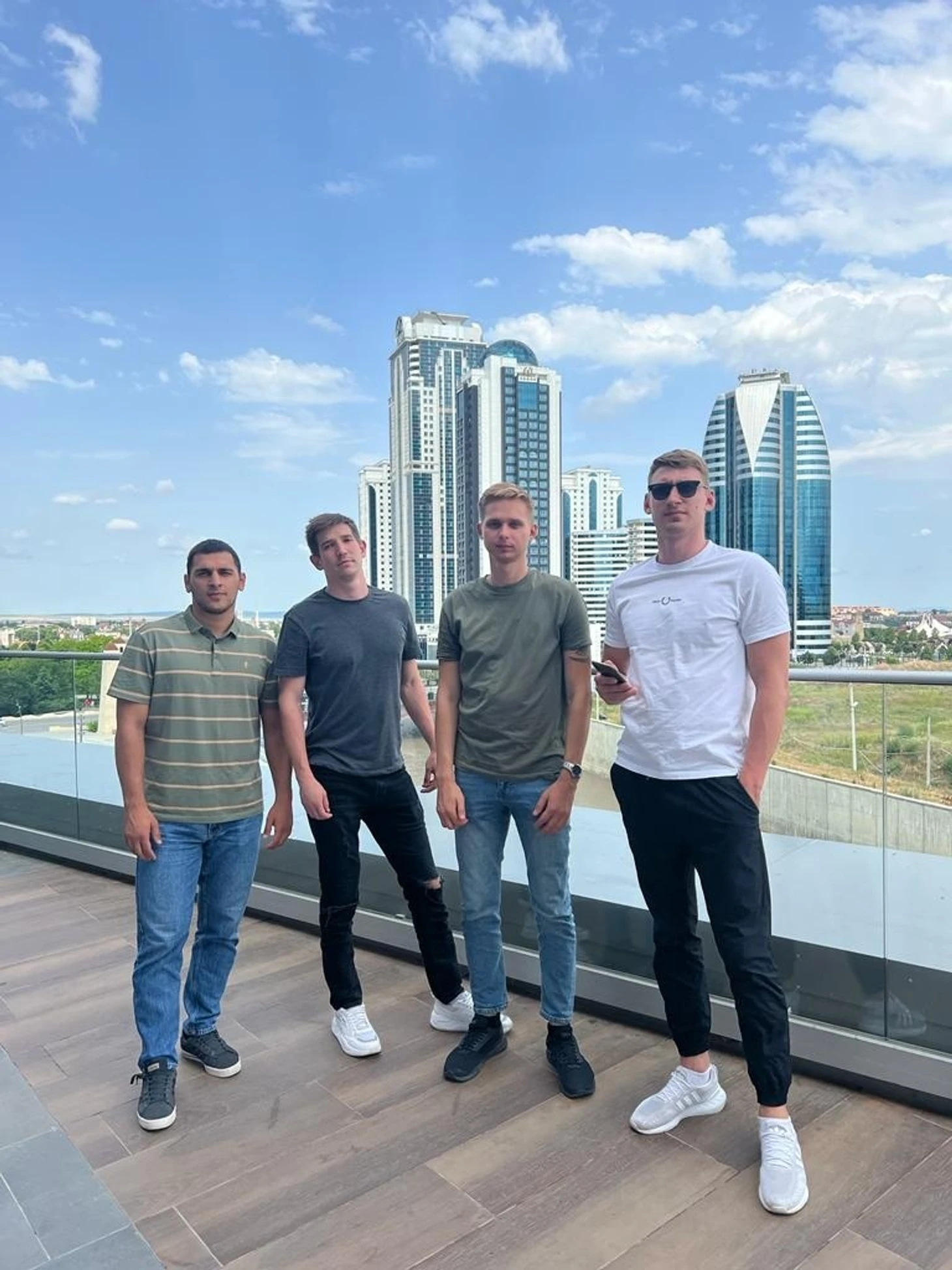 Австрия. Михаил Виноградов: "Обычно в отпуске худею, но сейчас на Кавказе набрал уже килограмма три", изображение №2