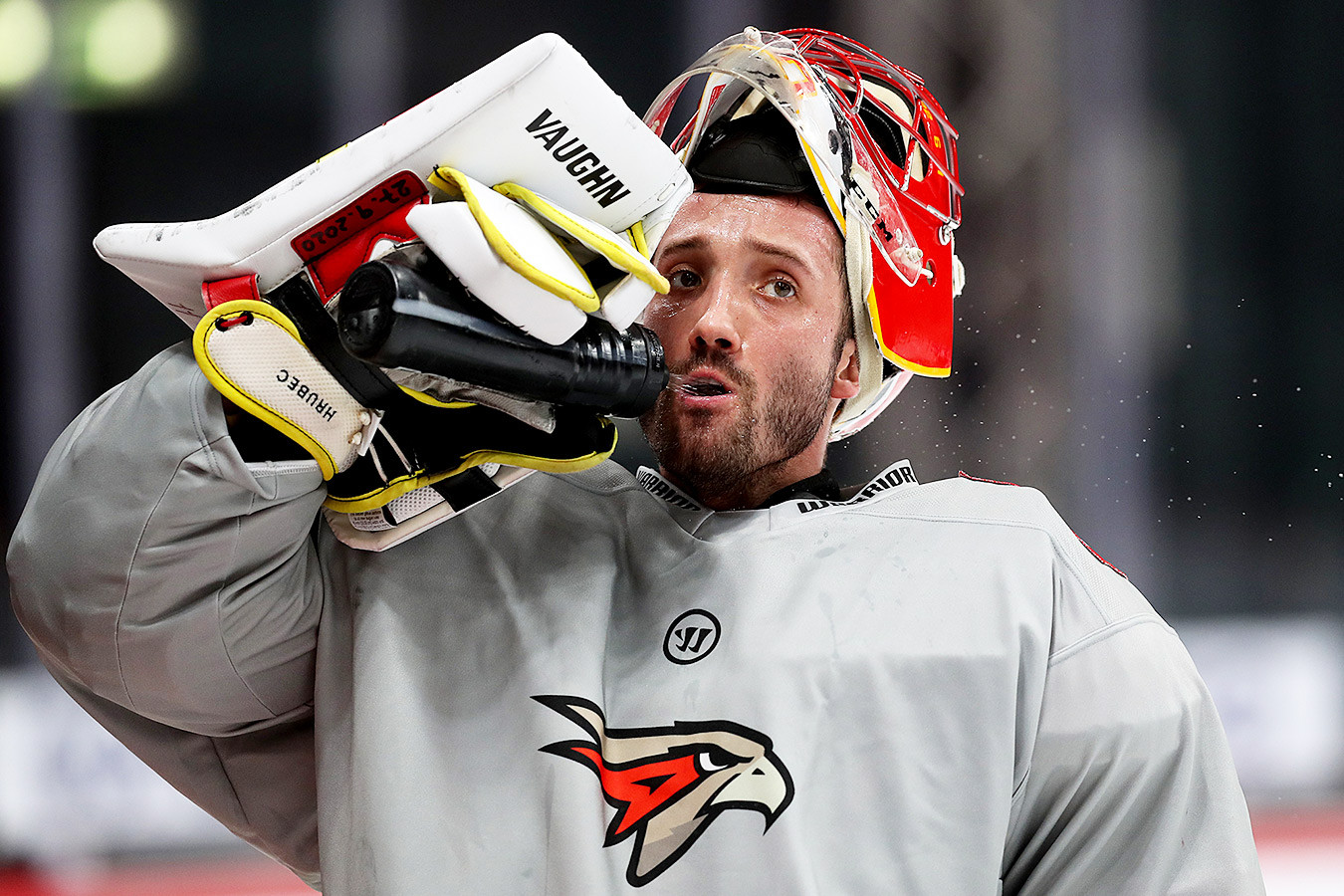 40-летний Попов выдал гениальный пас, а вратарь споткнулся прямо перед броском – так «Авангард» проиграл третий матч финала