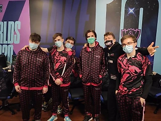 Первый день Unicorns of Love на ЧМ: до топ-16 одна победа завтра