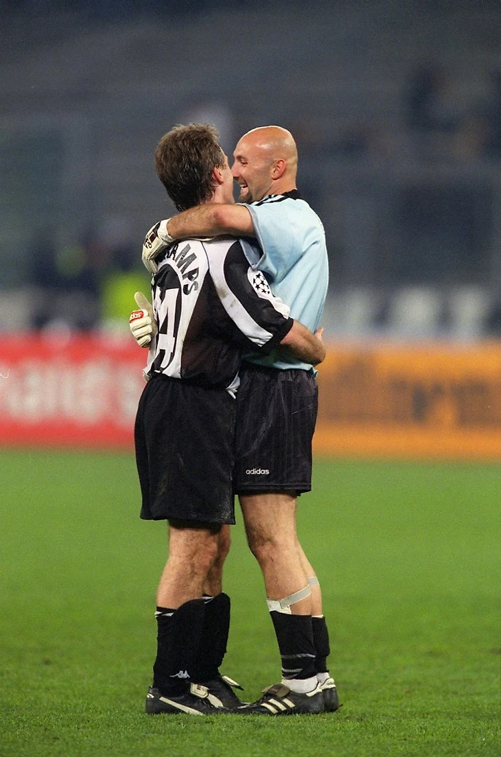 Дешам с Бартезом - обнимались, но лысину не целовал