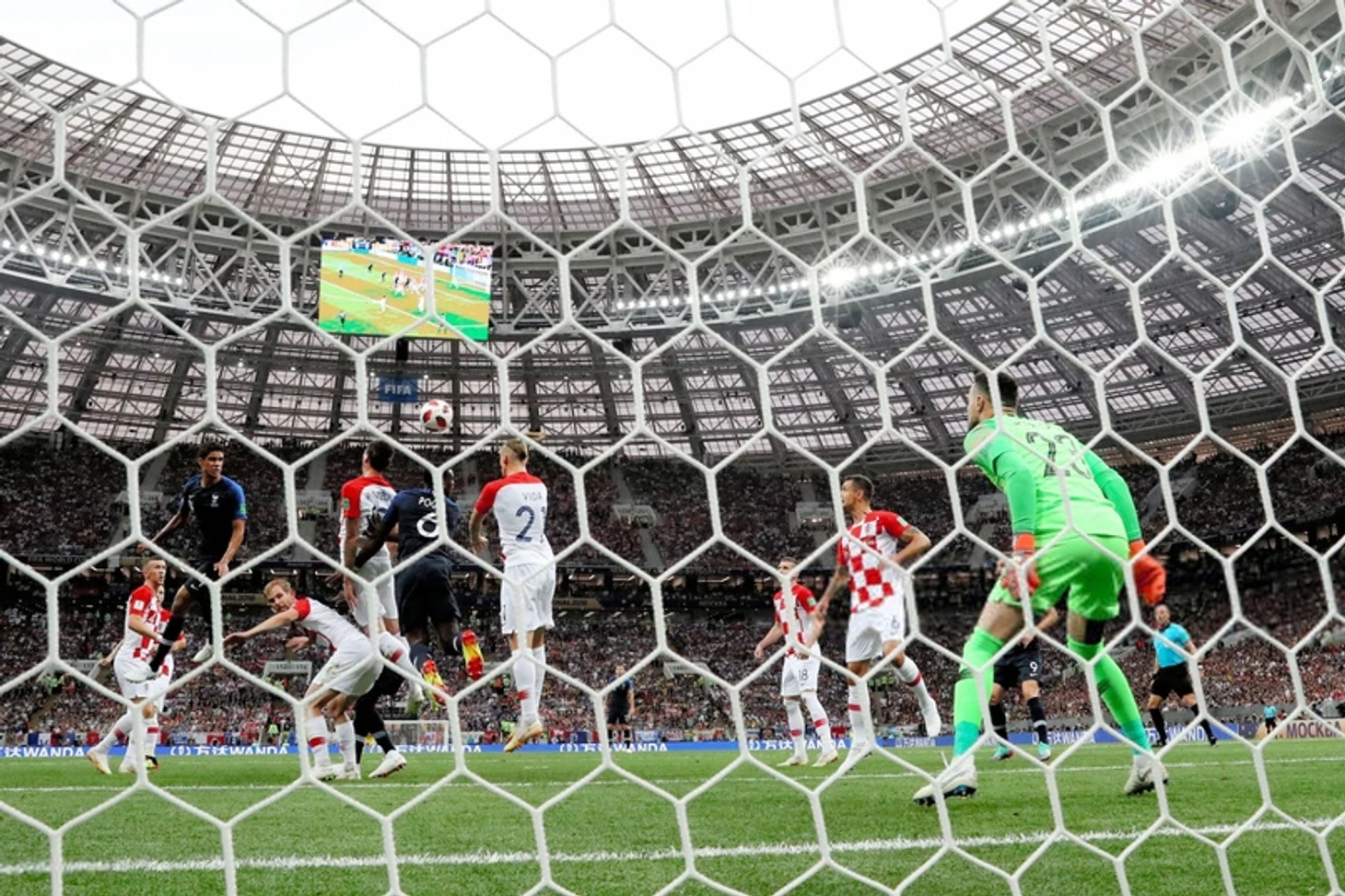 Марио Манджукич срезает мяч в свои ворота | Getty Images