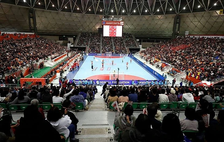 Локдаун хаус. Гандбол в условиях новых ограничений: переносы, пустые залы и оптимизм перед топ-турнирами, изображение №3