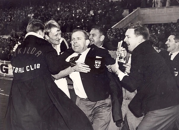Кевин Биллинг (мужчина в пальто с надписью) во время празднования чемпионства клубом.