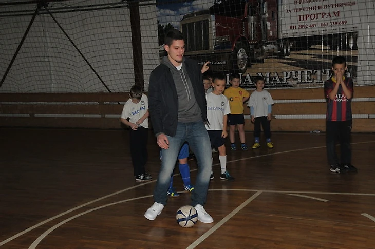 Петар Голубович посещает футбольную Альма-матер