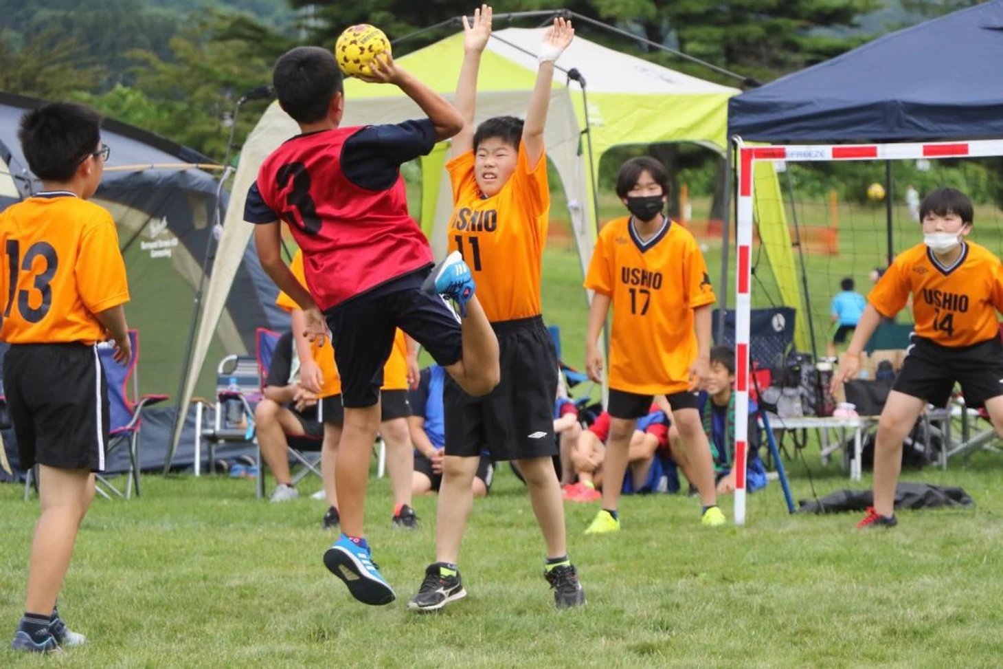 Пока просто забава — для маленьких и больших. А дальше? БЦ знакомит вас с бесконтактным гандболом, изображение №1