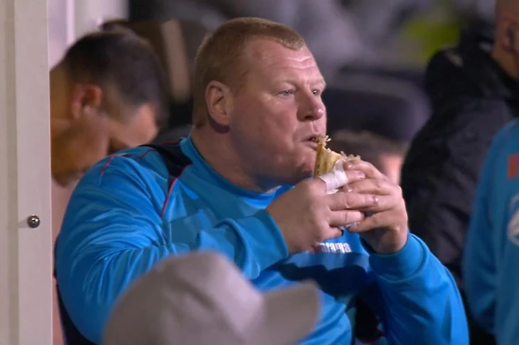 Уэйн Шоу ест пирог