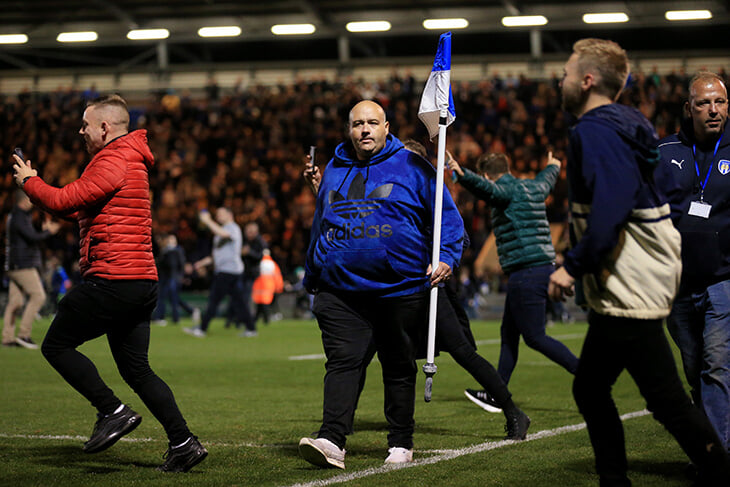 Клуб четвертой лиги вышиб «Тоттенхэм» из Кубка лиги и устроил вечеринку. Один мужик стащил угловой флаг