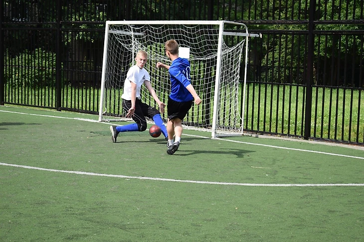 На фото голкипер &quout;Локо&quout; Петров спасает свою команду