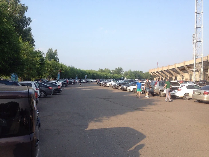 Парковка перед дебютным матчем Андрея Тихонова в качестве главного тренера &quout;Енисея&quout;