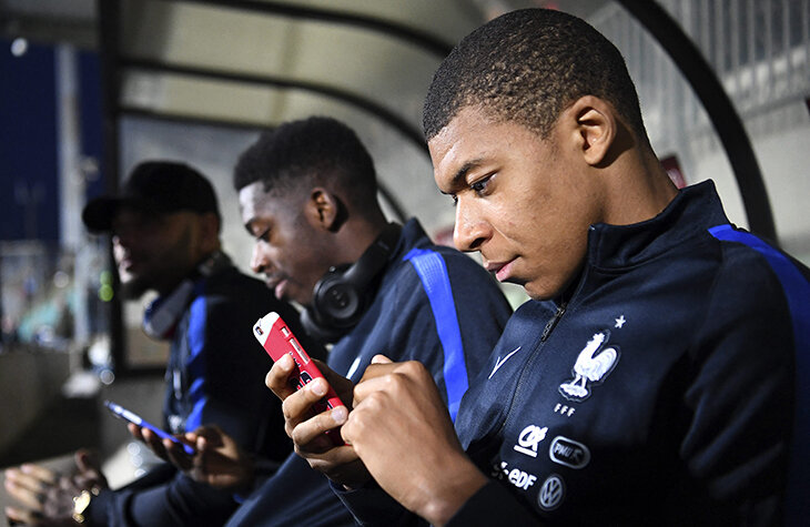 Угадайте, о каком клубе пишет ChatGPT – в самых разных стилях. От Пушкина и ATL до Уткина и фильмов Линча!