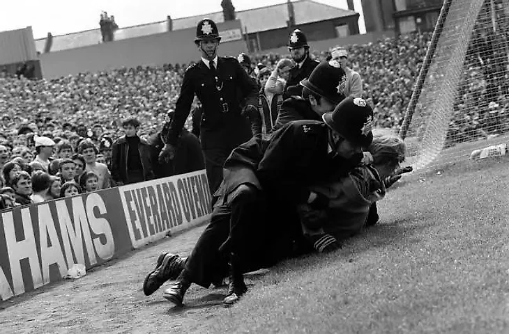 Полиция останавливает хулигана на матче между Арсеналом и Астон Виллой