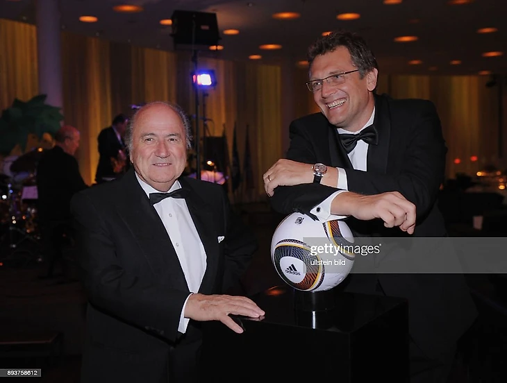 Photo by Pressefoto Ulmer\Getty Images\Jahresversammlung des International Football Association Board (IFAB) FIFA Praesident Joseph S. Batter (li, SUI) und FIFA-Generalsekretaer Jerome Valcke (FRA) mit Ball