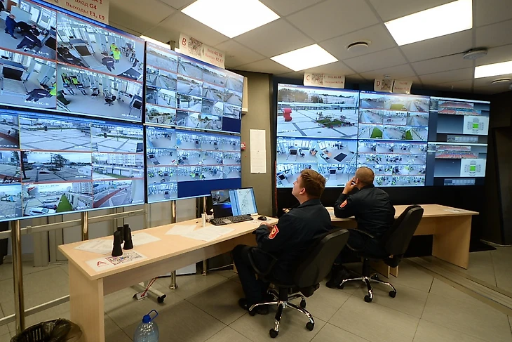 С�да в�вод�� изоб�ажение � дв�� ����� каме�