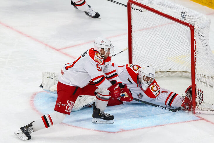 Сумасшедший сэйв вратаря «Автомобилиста»: клюшкой вытащил шайбу на противоходе после рикошета