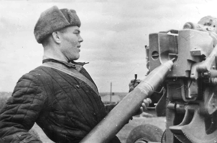 Артиллерист со снарядом, вес снаряда около 41 кг.