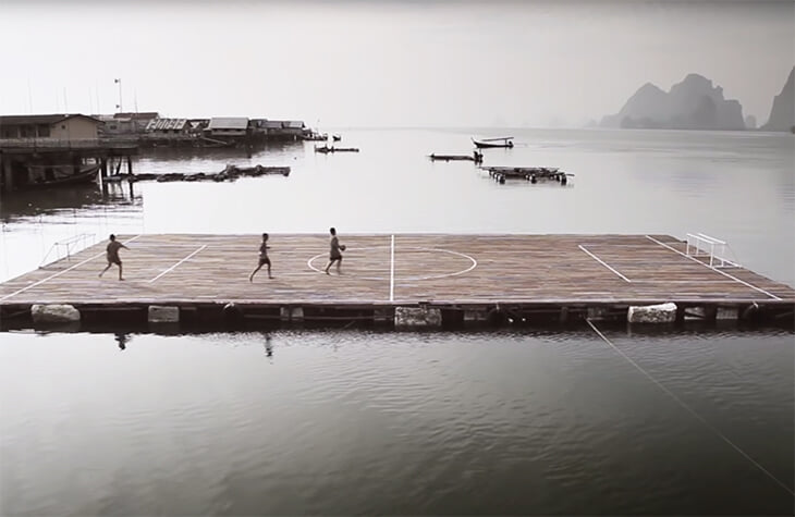 На таиландском острове не было места для футбольного поля – и его построили прямо над водой. Так родилась удивительная команда