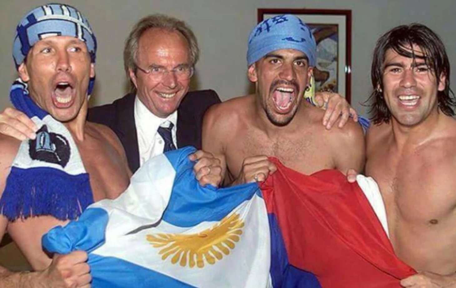 https://photobooth.cdn.sports.ru/preset/post/f/b3/f5e62365148a7afbb430547883d90.png