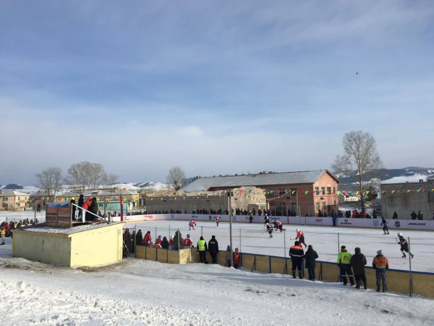 Фрагмент финального турнира чемпионата Монголии по хоккею в Шарын Голе