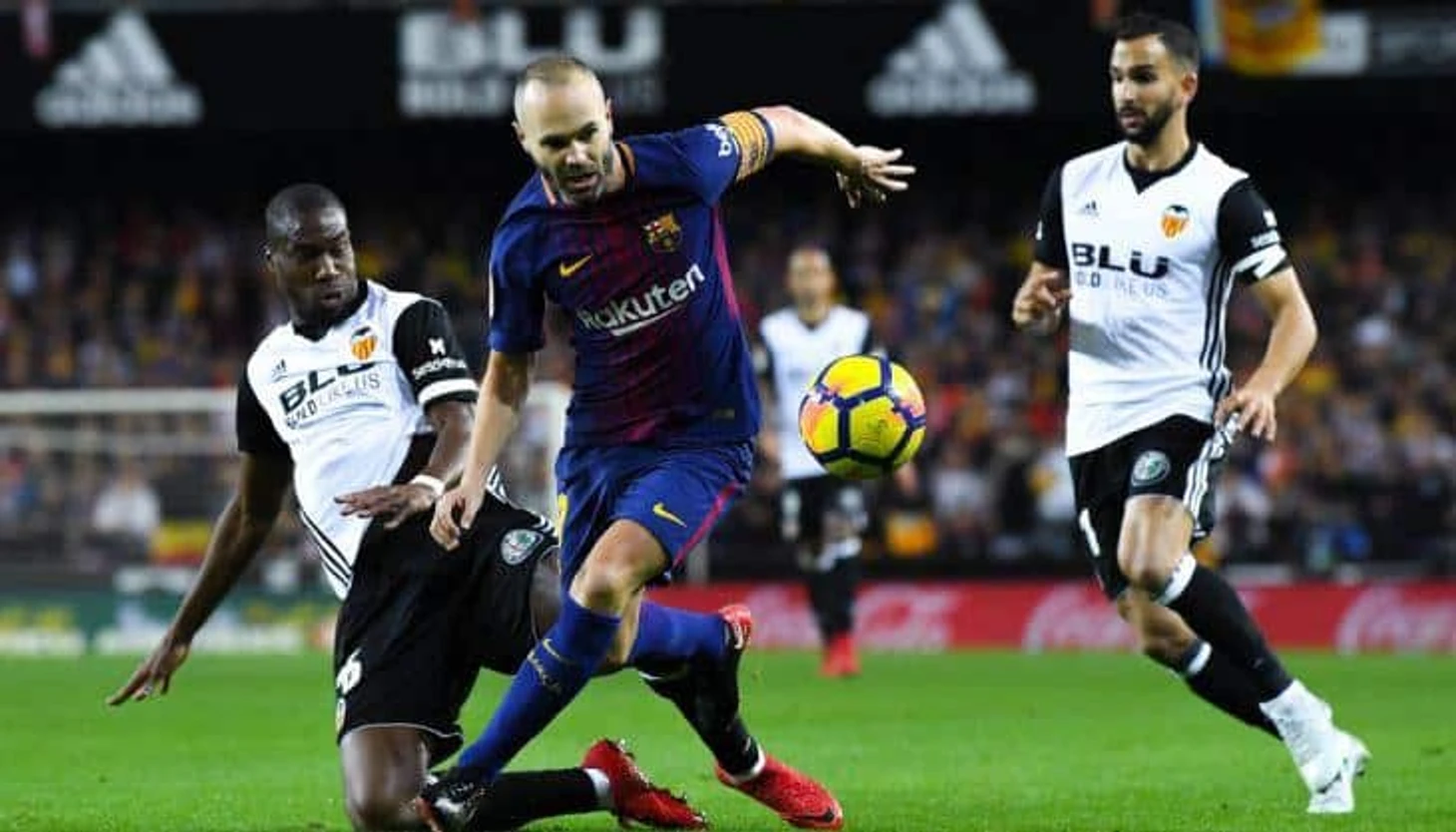 Иньеста продирается сквозь гущу игроков соперника