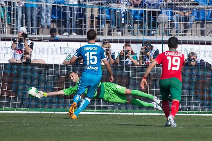 Широков забивает