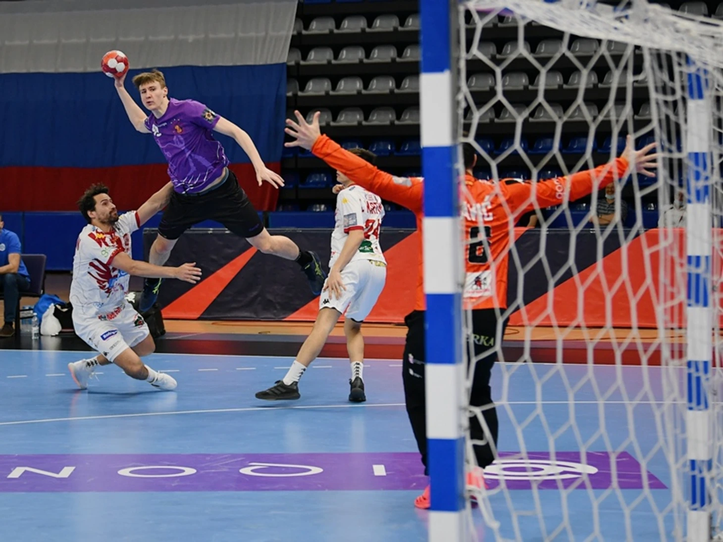 Европейская лига. Первого места не будет. Чеховцы не отомстили "Адемару" за судейство в Леоне…, изображение №1