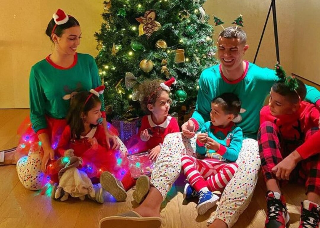 Футболисты празднуют Рождество: Лео и Криш с семьями, Рамос – с трофеями, Робертсон – с книгой (отметился даже Салах – и взбесил мусульман)