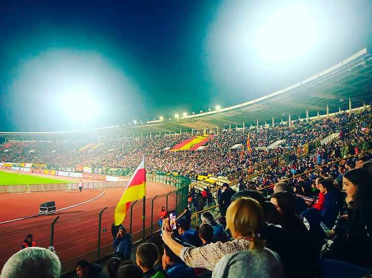 Матч Кубка во Владикавказе – восторг. 18 тысяч на трибунах, фанатский коридор с Савиным и дымовыми шашками