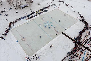 Такого не было нигде. «Сибирь» завершила сезон, сыграв с любителями в хоккей на льду замерзшего озера