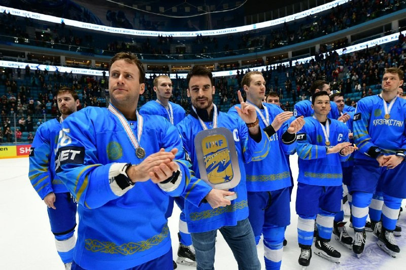 С золотым гербом на груди, с бирюзовым паспортом в руках.....!