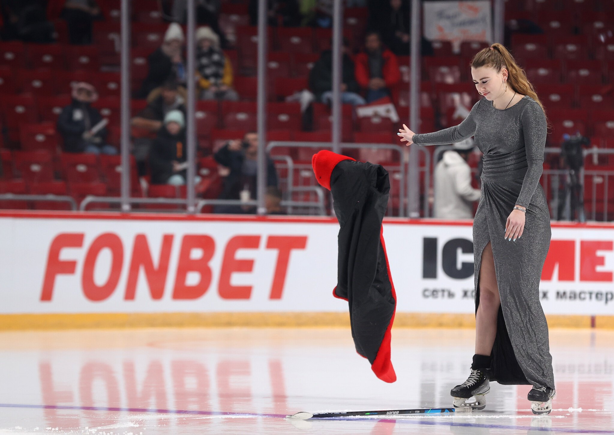 Звездный уикенд КХЛ мощно стартовал в Челябинске: буллит в платье, победы разных конференций и танцы