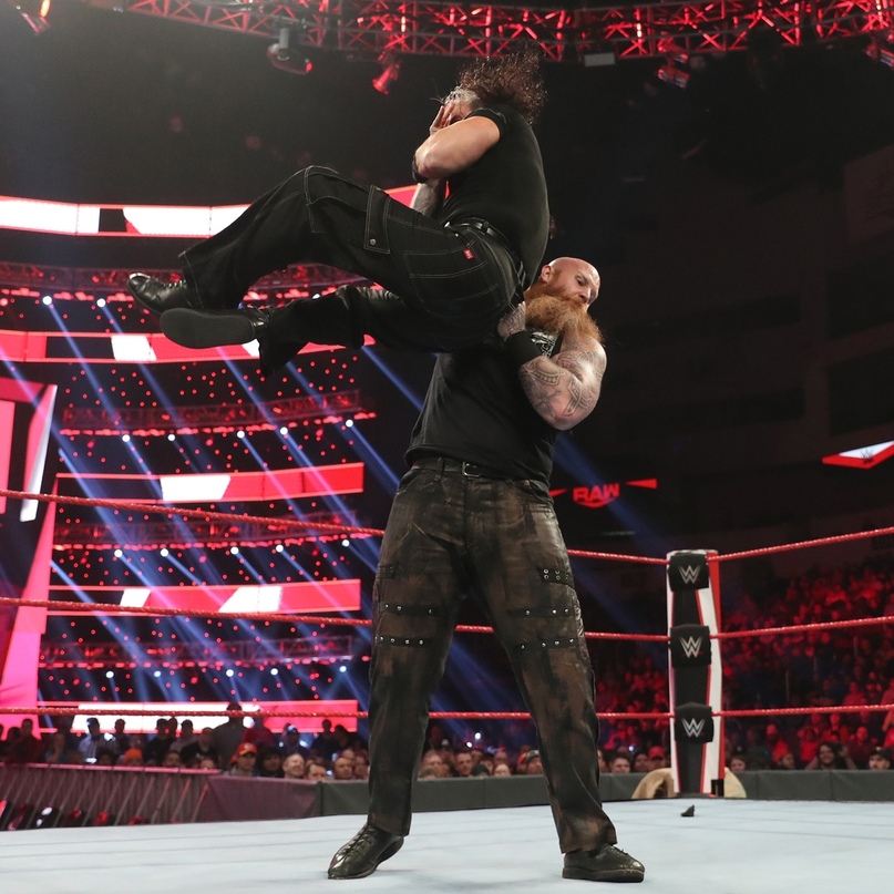 Raw 20. WWE Raw Возмездие. Эрик РОКЭН бои с победой. Джон сина и Эрик Роуэн.