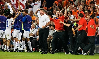 12 лет назад Россия обыграла Голландию на Евро-2008. Матч был огненным, а с современными медиа он выглядел бы еще веселее