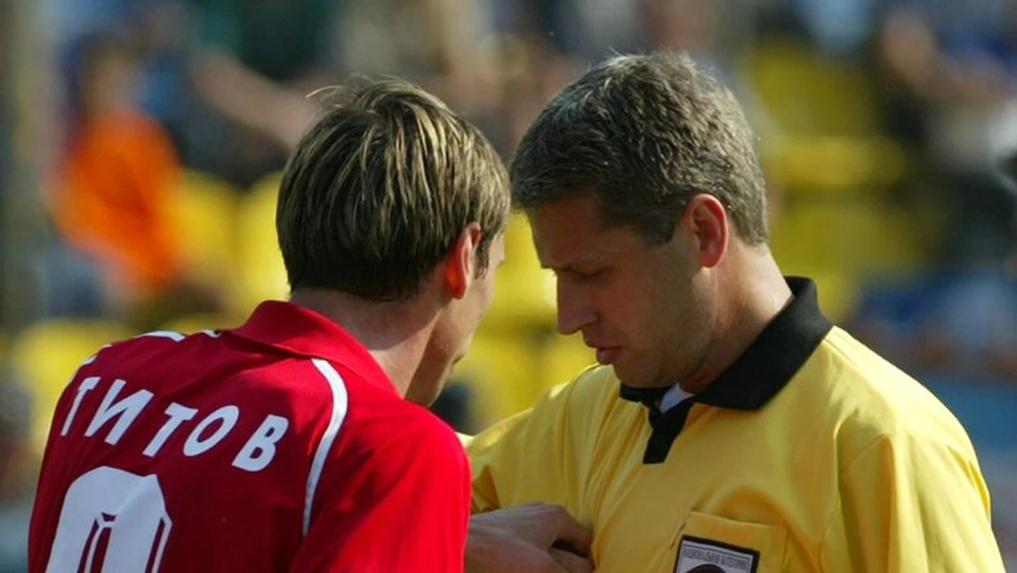 30 июля 2002 года. Санкт-Петербург. &quout;Зенит&quout; - &quout;Спартак&quout; - 0:1. Егор ТИТОВ и арбитр Станислав СУХИНА. Фото Александр ФЕДОРОВ, &quout;СЭ&quout;