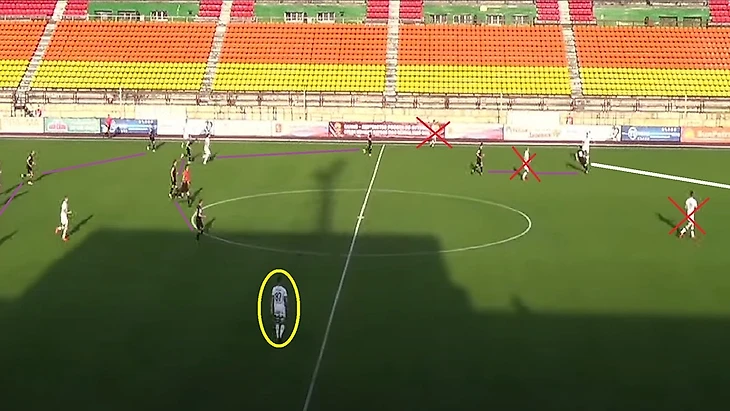 Свободный игрок на дальнем фланге.