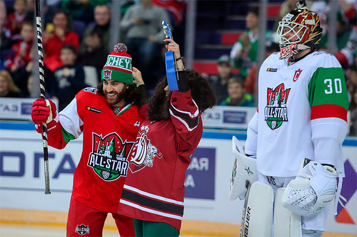 Канадец из КХЛ очень красиво спел под гитару на Матче звезд. Ждем альбома