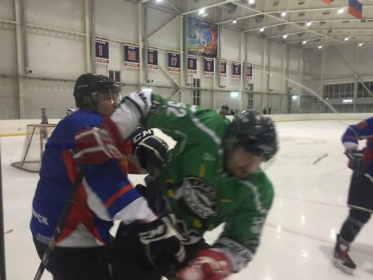 Фрагмент матча чемпионата Красноярска по хоккею &quout;ТакМак&quout; – &quout;Комета&quout;