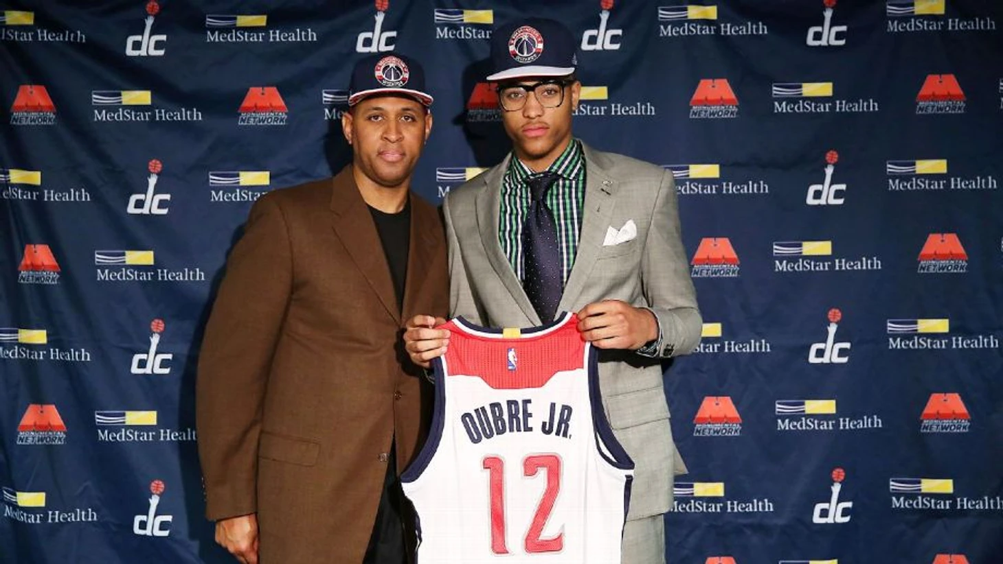 http://a3.espncdn.com/combiner/i?img=%2Fphoto%2F2015%2F0821%2Fnba_g_oubre_mb__r3248_1296x729_16%2D9.jpg&w=920&h=518&scale=crop&cquality=80&location=origin