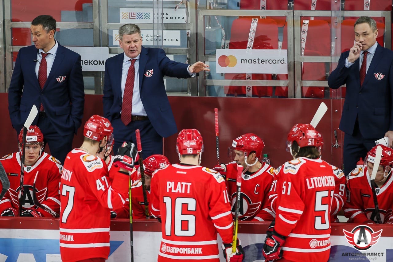 «Автомобилист» проиграл 9 раз подряд. Все ругают тренера из НХЛ, но менеджеры виноваты больше