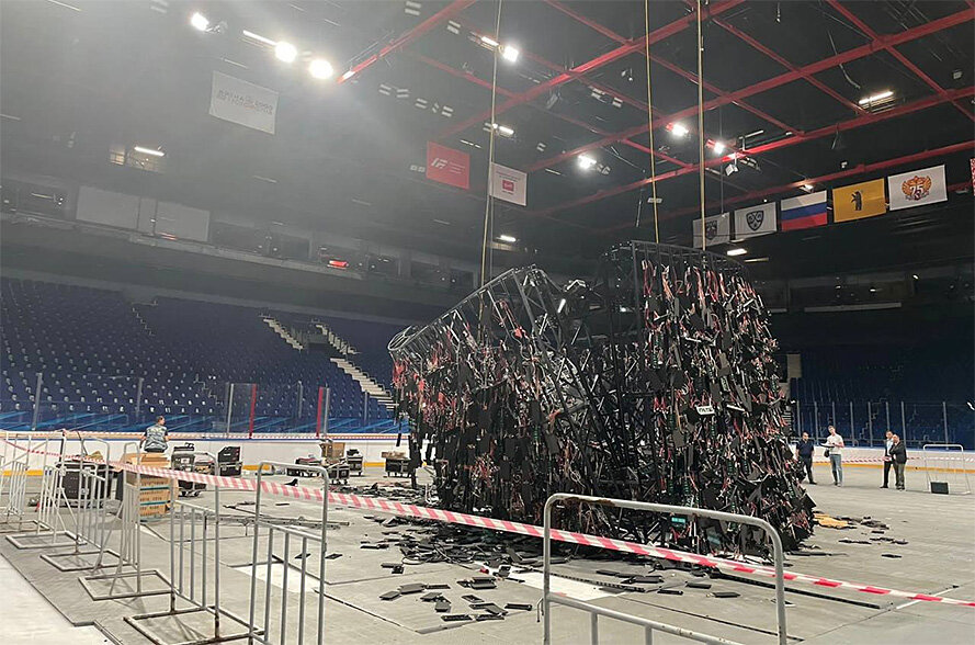 ЧП в Ярославле: рухнул на лед новый куб. Его вешали на арене «Локомотива» к старту сезона
