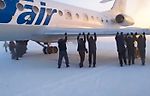 Пассажирам в сибирском аэропорту пришлось толкать примерзший Ту-134