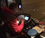 В Саратове водитель автобуса обедал за рулем, давал сдачу и смотрел сериал