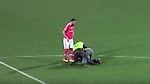 Adepto invade o campo para engraxar a bota de Mitroglou